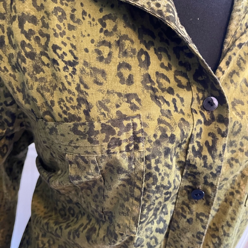 Foxcroft Button Down Green Cheetah - image 1